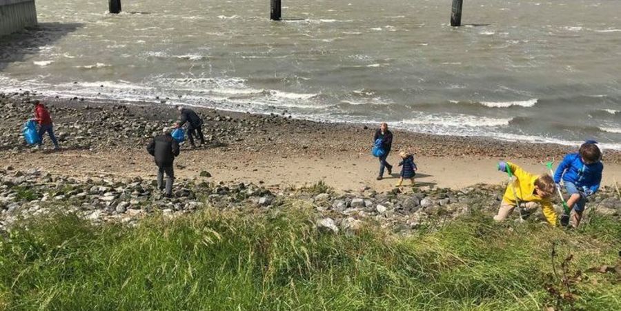 Mensen ruimen afval op aan de Schelde Mensen ruimen afval op aan de Schelde